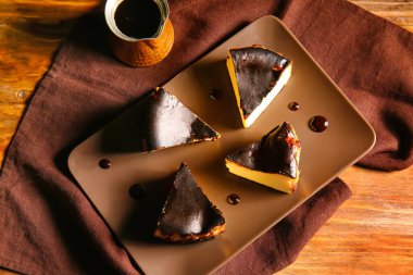 Tabakta leziz Bask peynirli kek dilimleri var.