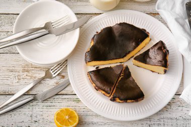 Lezzetli Bask peynirli keki masada.