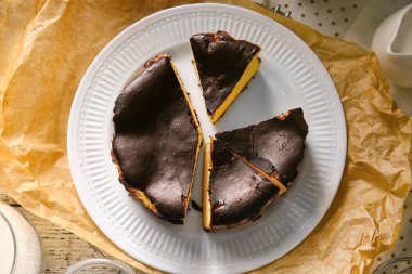 Lezzetli Bask peynirli keki masada.