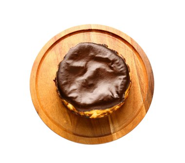 Lezzetli Bask peynirli keki beyaz arka planda.