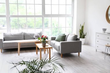 Modern oturma odasının iç dekorasyonu çok şık.