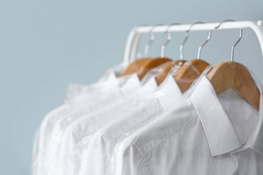 Gri arkaplanda plastik poşetlerde temiz gömlekli raflar