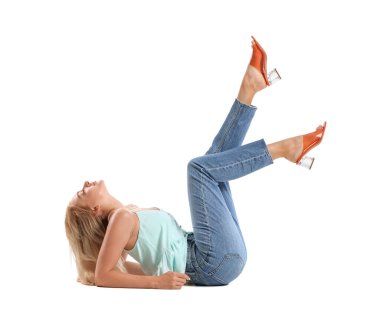 Beyaz arka planda şık kotlu şık bir genç kadın.