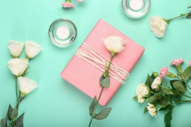 Güzel hediye kutusu, mumlar ve çiçeklerin renkleri.