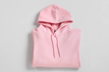 Beyaz arka planda şık pembe kapüşonlu