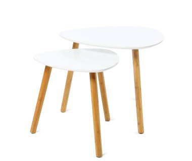 Beyaz arka planda ahşap kahve masaları