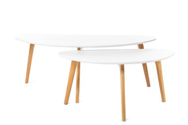 Beyaz arka planda ahşap kahve masaları