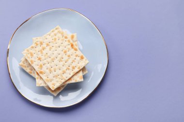 Fısıh bayramı için arkaplanda Yahudi ekmeği tabağı