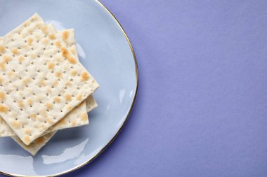 Fısıh bayramı için arkaplanda Yahudi ekmeği tabağı