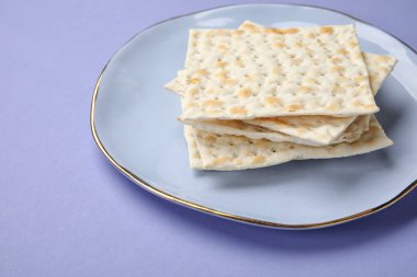 Fısıh bayramı için arkaplanda Yahudi ekmeği tabağı