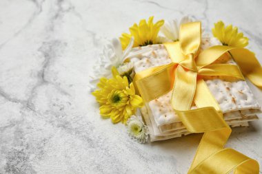 Beyaz arka planda çiçekli Yahudi ekmeği