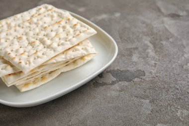 Hamursuz Bayramı için arkaplanda Yahudi ekmeği tabağı