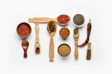 Beyaz arka plan üzerinde farklı baharatlar ayarla