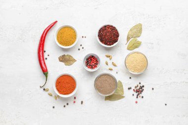 Işık arkaplanındaki farklı aromatik baharatlar.