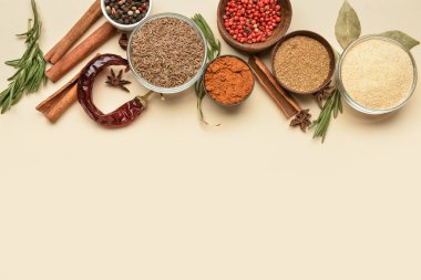 Renk arkaplanındaki aromatik baharat kaseleriyle kompozisyon