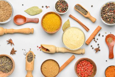 Beyaz arka plan üzerinde izole farklı baharat seti