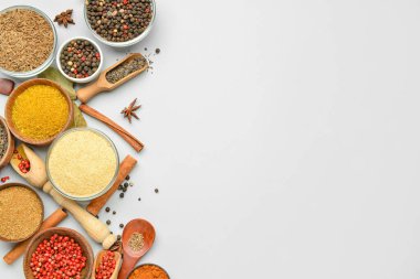 Beyaz arkaplandaki aromatik baharatlı kompozisyon