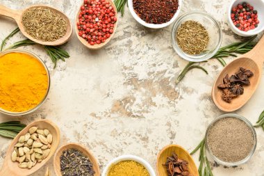 Grunge arka planında farklı baharat ve otlardan yapılmış çerçeve, yakın plan