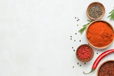 Hafif arka planda aromalı ahşap kaplar.