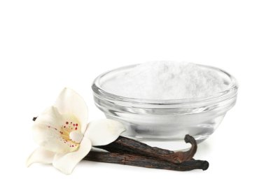 Beyaz arka planda bir kase aromatik vanilya