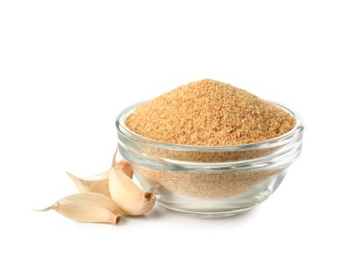 Beyaz arka planda bir kase kurutulmuş sarımsak.