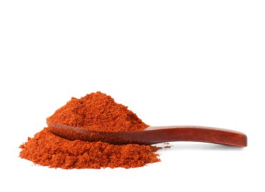 Beyaz arkaplanda kırmızı biber tozu olan kaşık