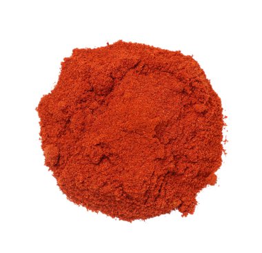 Beyaz arka plan üzerinde izole kırmızı biber tozu yığını