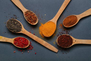 Koyu arkaplanda aromalı ahşap kaşıklar.