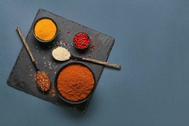 Koyu arkaplanlı aromatik baharatlı tahta