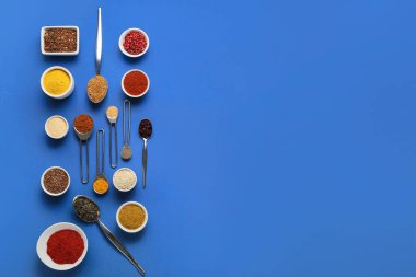 Mavi arkaplanda farklı baharatlar dizisi