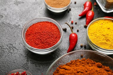 Koyu arkaplanda aromalı kaplar, yakın plan.