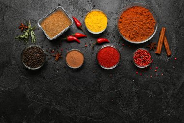 Arka planda aromatik baharatlar bulunan kaseler