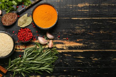 Koyu ahşap arka planda aromatik baharatlar ve otlarla kompozisyon