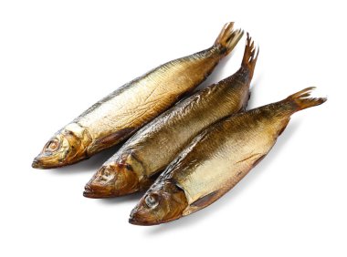 Beyaz arka planda tütsülenmiş ringa balıkları