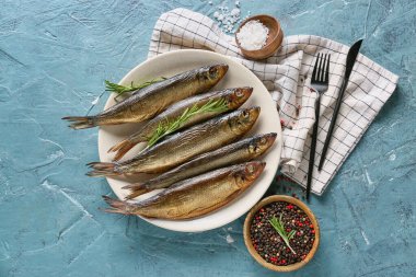 Mavi arka planda tütsülenmiş ringa balığı tabağı