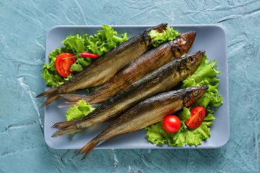 Mavi arka planda tütsülenmiş ringa balığı tabağı