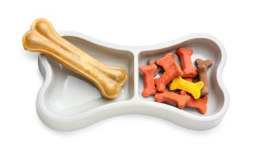 Beyaz arka planda izole edilmiş lezzetli hayvan mamasıyla dolu bir kase.