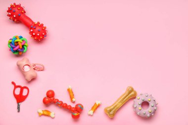 Pembe arka planda evcil hayvan bakım aksesuarları