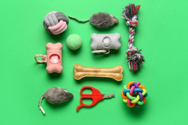 Yeşil arka planda farklı hayvan bakım araçları