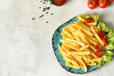 Hafif arka planda lezzetli patates kızartması tabağı.