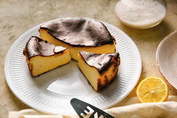 Tasty Basque Burnt Cheesecake Grunge Background — Stock Photo, Image