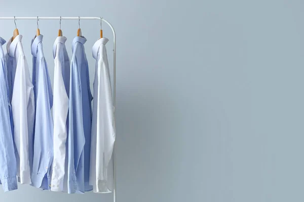 Cremalheira Com Camisas Limpas Fundo Cinza — Fotografia de Stock