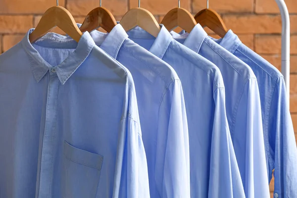 Стойка Чистыми Рубашками Возле Кирпичной Стены — стоковое фото