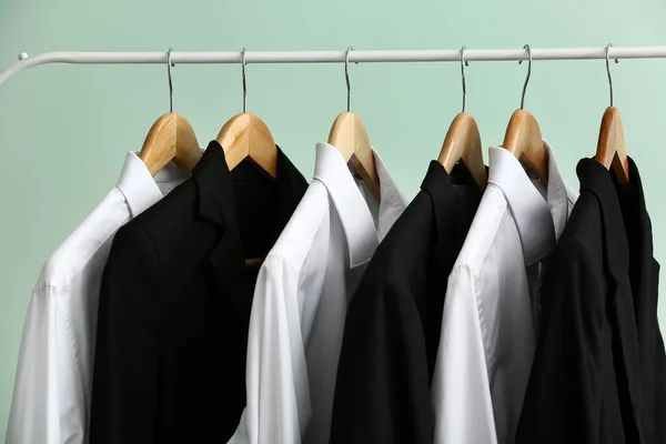 Rack Clean Jackets Shirts Green Background — Stock Photo, Image