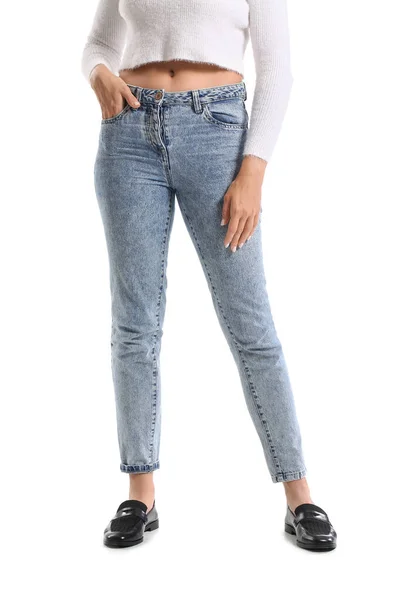 Modieuze Jonge Vrouw Stijlvolle Jeans Witte Achtergrond — Stockfoto