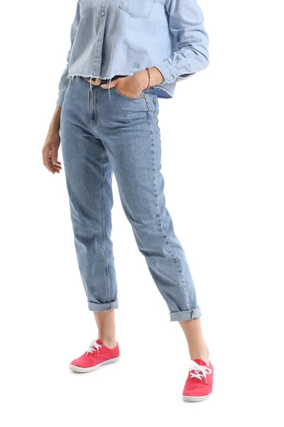 Jeune Femme Mode Jeans Élégants Vêtements Sur Fond Blanc — Photo