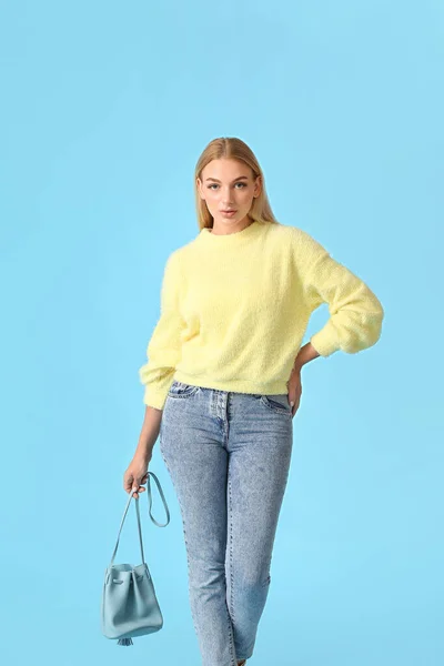 Modieuze Jonge Vrouw Stijlvolle Jeans Kleur Achtergrond — Stockfoto