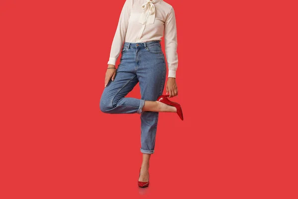 Mujer Joven Moda Jeans Con Estilo Sobre Fondo Color —  Fotos de Stock