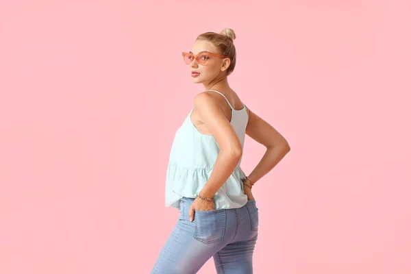 Mujer Joven Moda Jeans Con Estilo Sobre Fondo Color —  Fotos de Stock