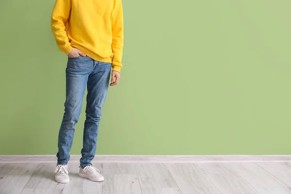 Joven Moda Jeans Con Estilo Cerca Pared Color — Foto de Stock